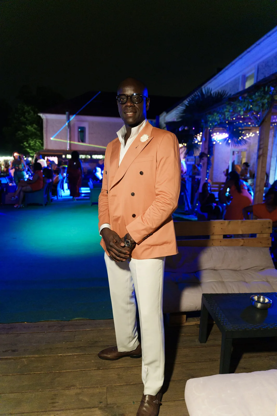 DJ Slaye Mo en costume orange
