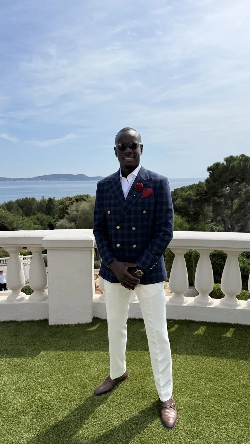 DJ Slaye Mo en costume élégant lors d'une réception en bord de mer