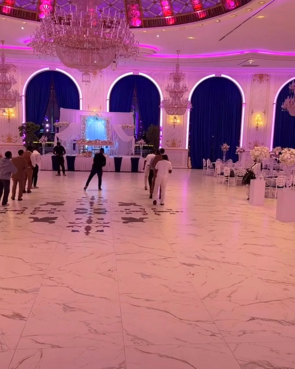 Salle de réception éclairée pour une soirée privée