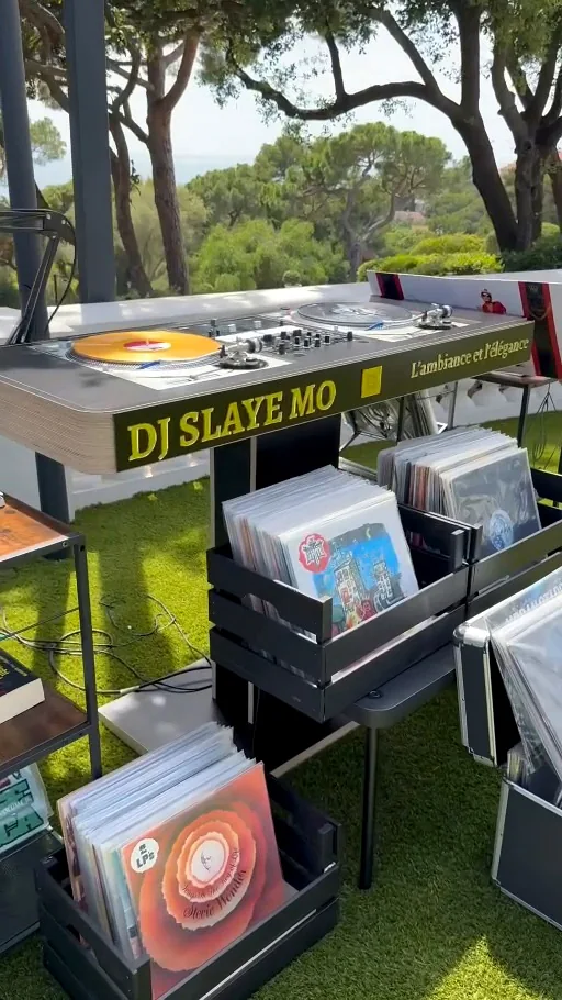Installation DJ Slaye Mo autour des disques vinyles en extérieur